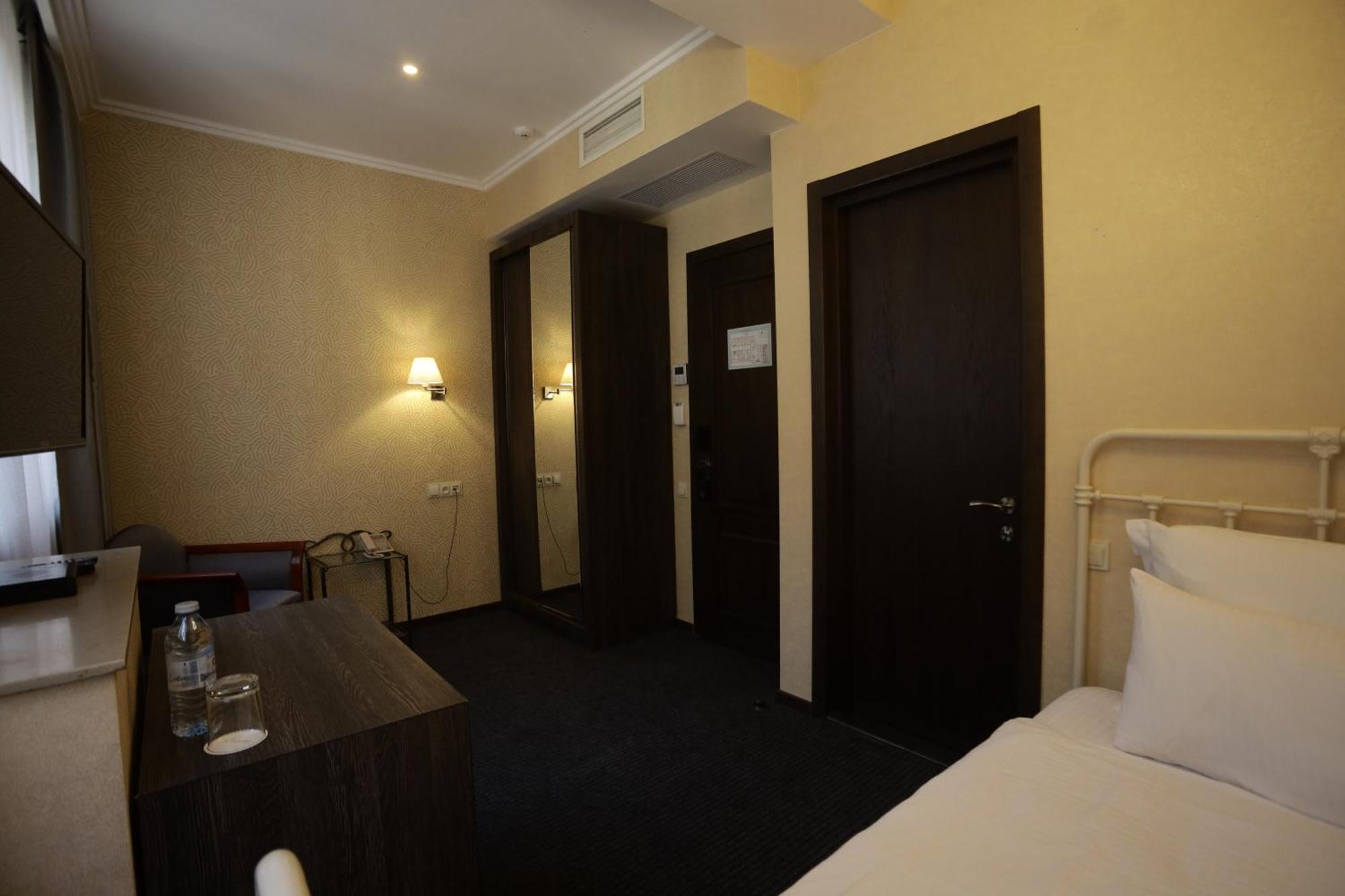 Redline Hotel Тбілісі Екстер'єр фото